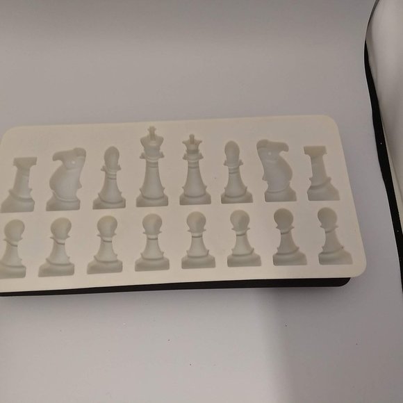 Lot of 6 Ice Cube Trays /Candy Molds Hearts-Chess-Cactus- Fish, Stars, Clam NEW - Picture 3 of 7